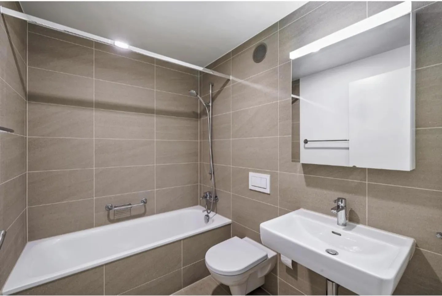 Spacious Apartment with Balcony - Photo 4 of 6