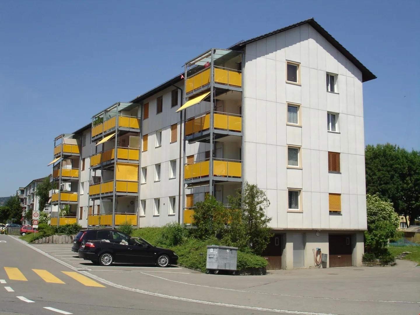 Appartamento semplice di 3 stanze con balcone soleggiato - Foto 1 di 5