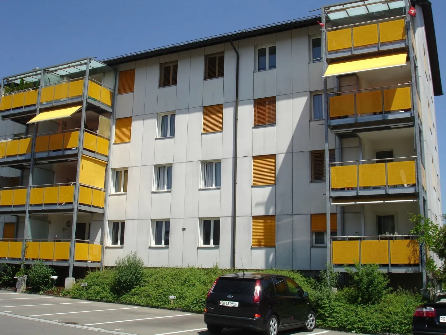 Appartamento semplice di 3 stanze con balcone soleggiato - Foto 2 di 5