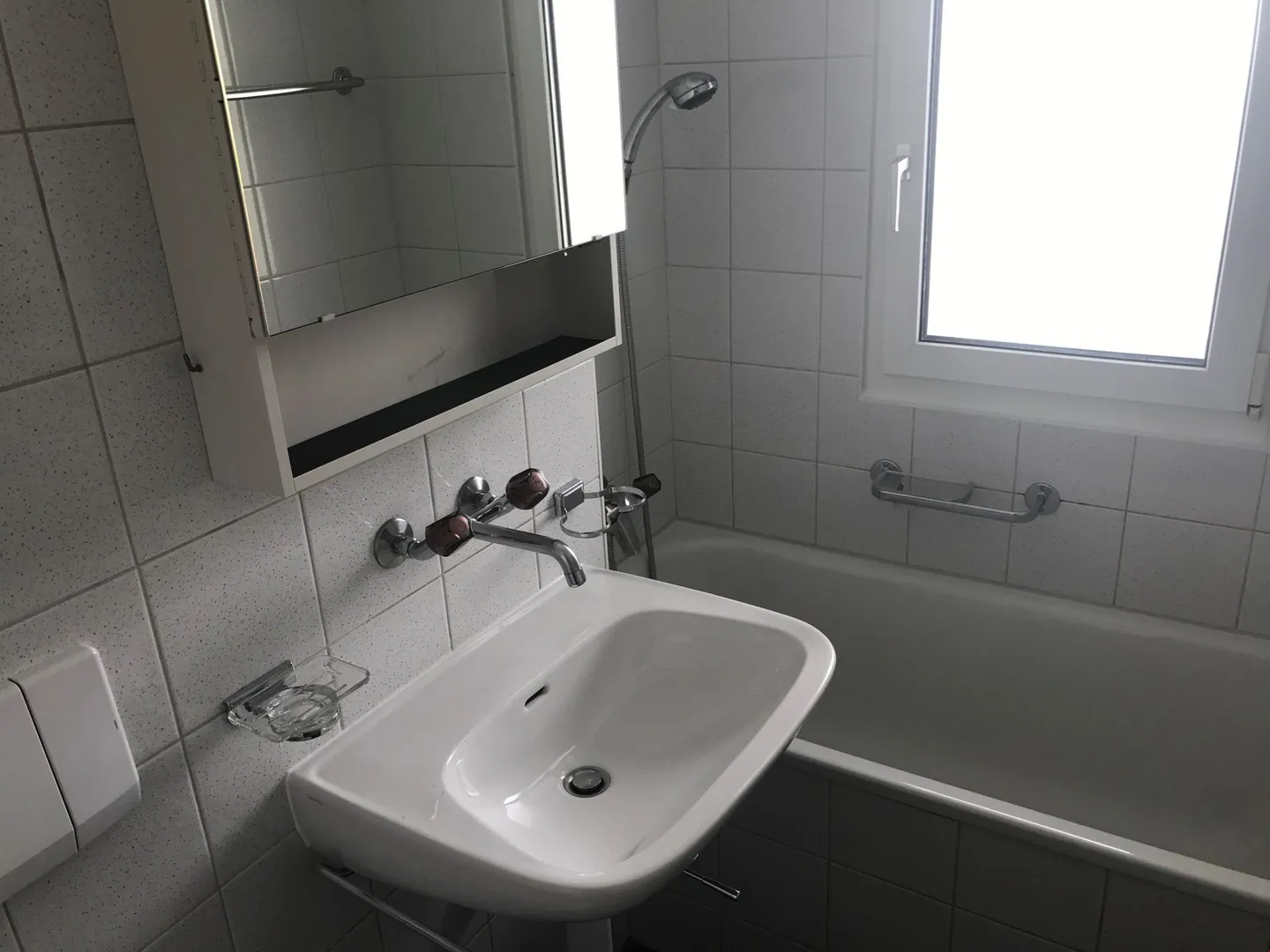 Appartamento semplice di 3 stanze con balcone soleggiato - Foto 4 di 5
