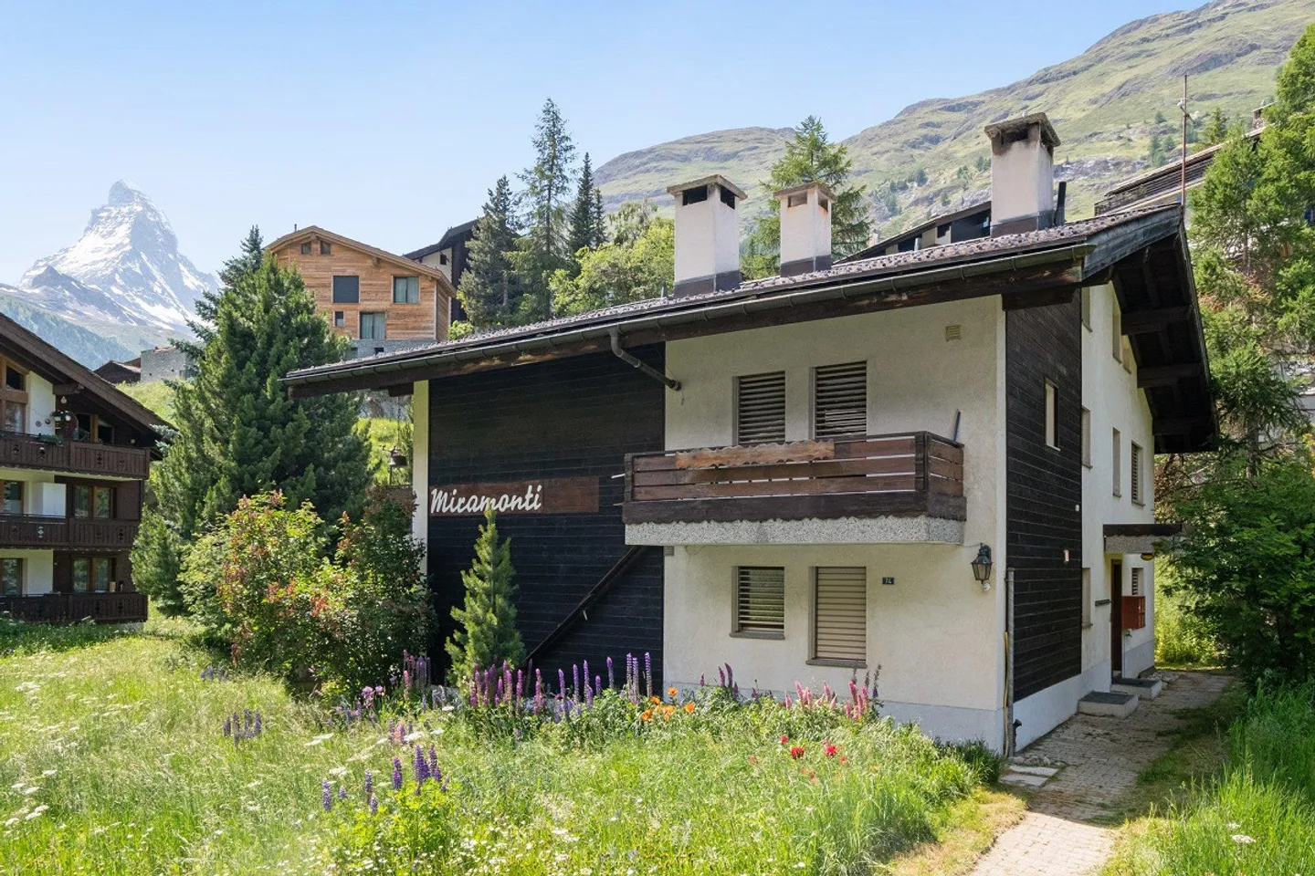 Casa multifamiliare con grande potenziale in un'oasi di verde con vista sul Cervino - Foto 1 di 17