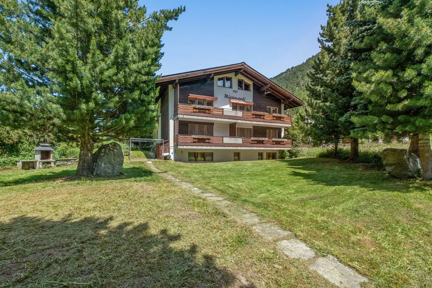 Casa multifamiliare con grande potenziale in un'oasi di verde con vista sul Cervino - Foto 2 di 17