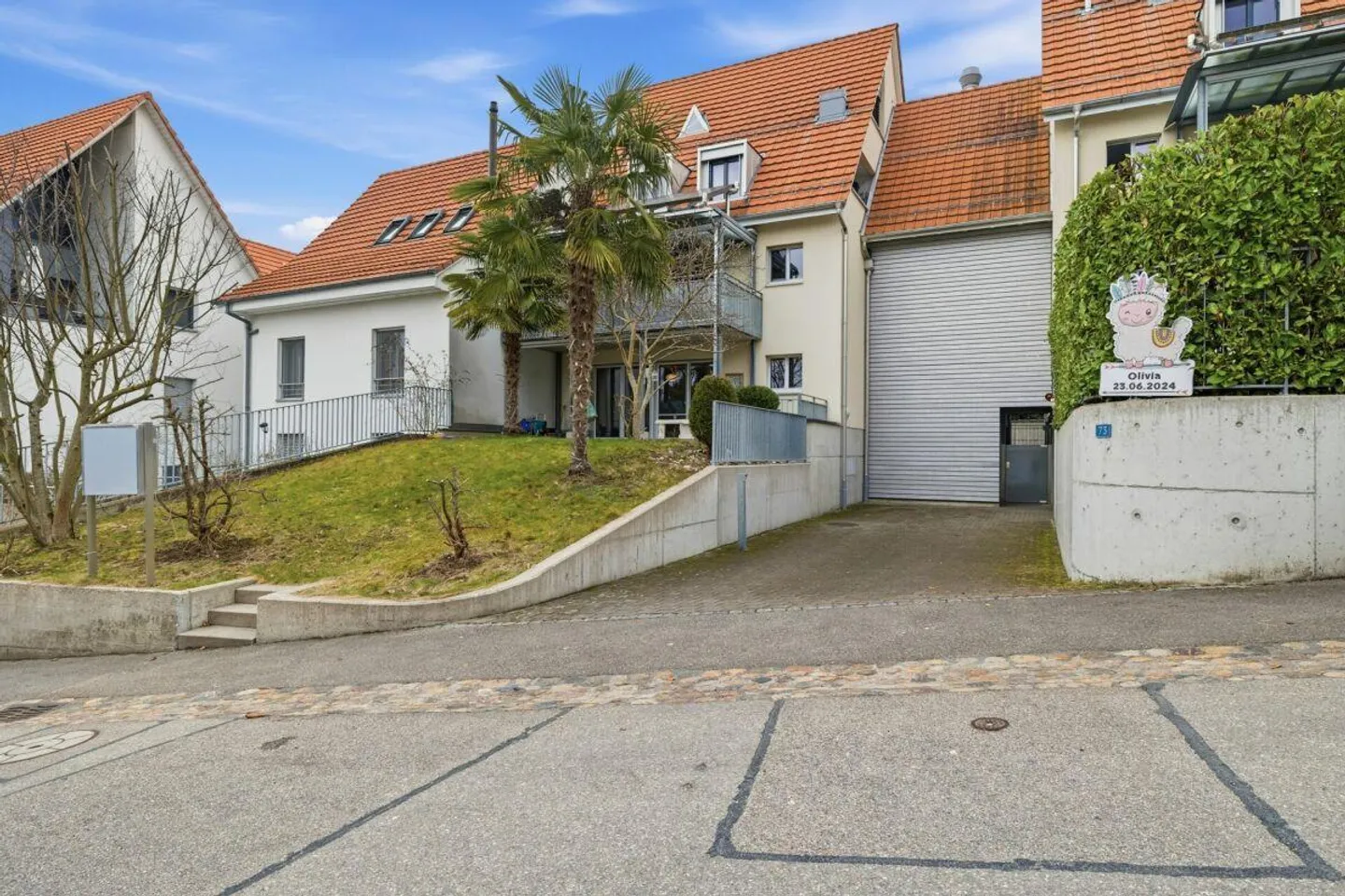 Felicità abitativa moderna con patio e giardino a Pfeffingen - Foto 1 di 17