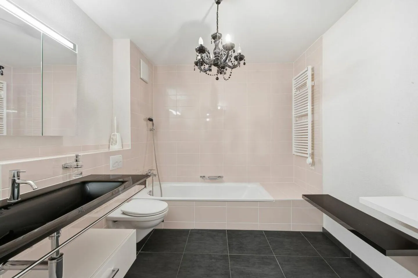 Felicità abitativa moderna con patio e giardino a Pfeffingen - Foto 11 di 17