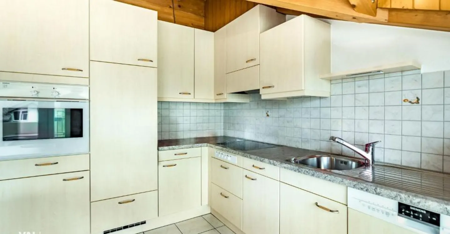 Character, Light and Mountain View: 4½-Room Penthouse in the Center of Visp - Photo 3 of 11