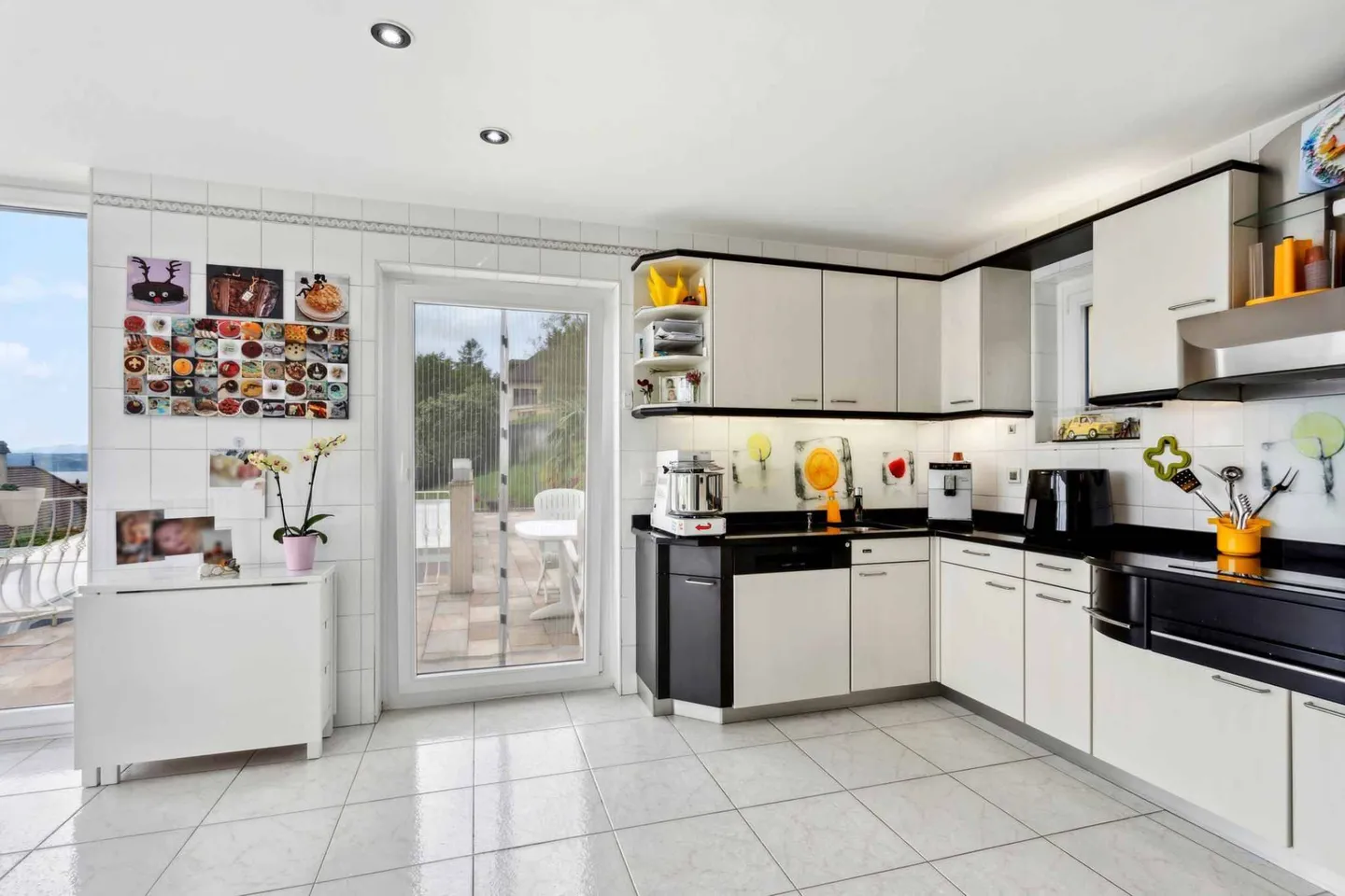 Family villa with unique panorama over Lake Neuchâtel and the Alps - Photo 2 of 13