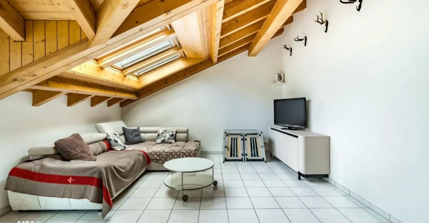Character, Light and Mountain View: 4½-Room Penthouse in the Center of Visp - Photo 2 of 11