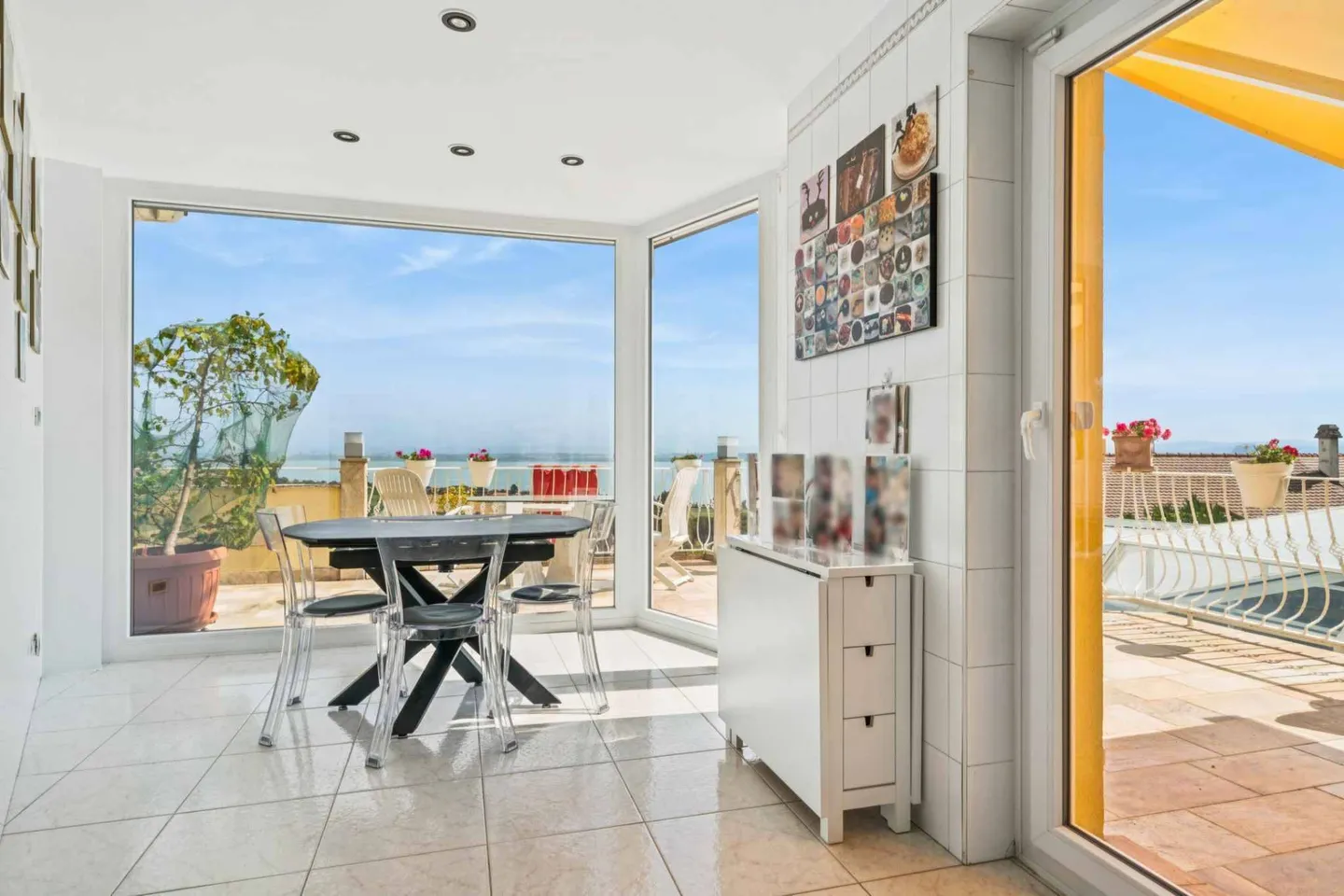 Family villa with unique panorama over Lake Neuchâtel and the Alps - Photo 3 of 13