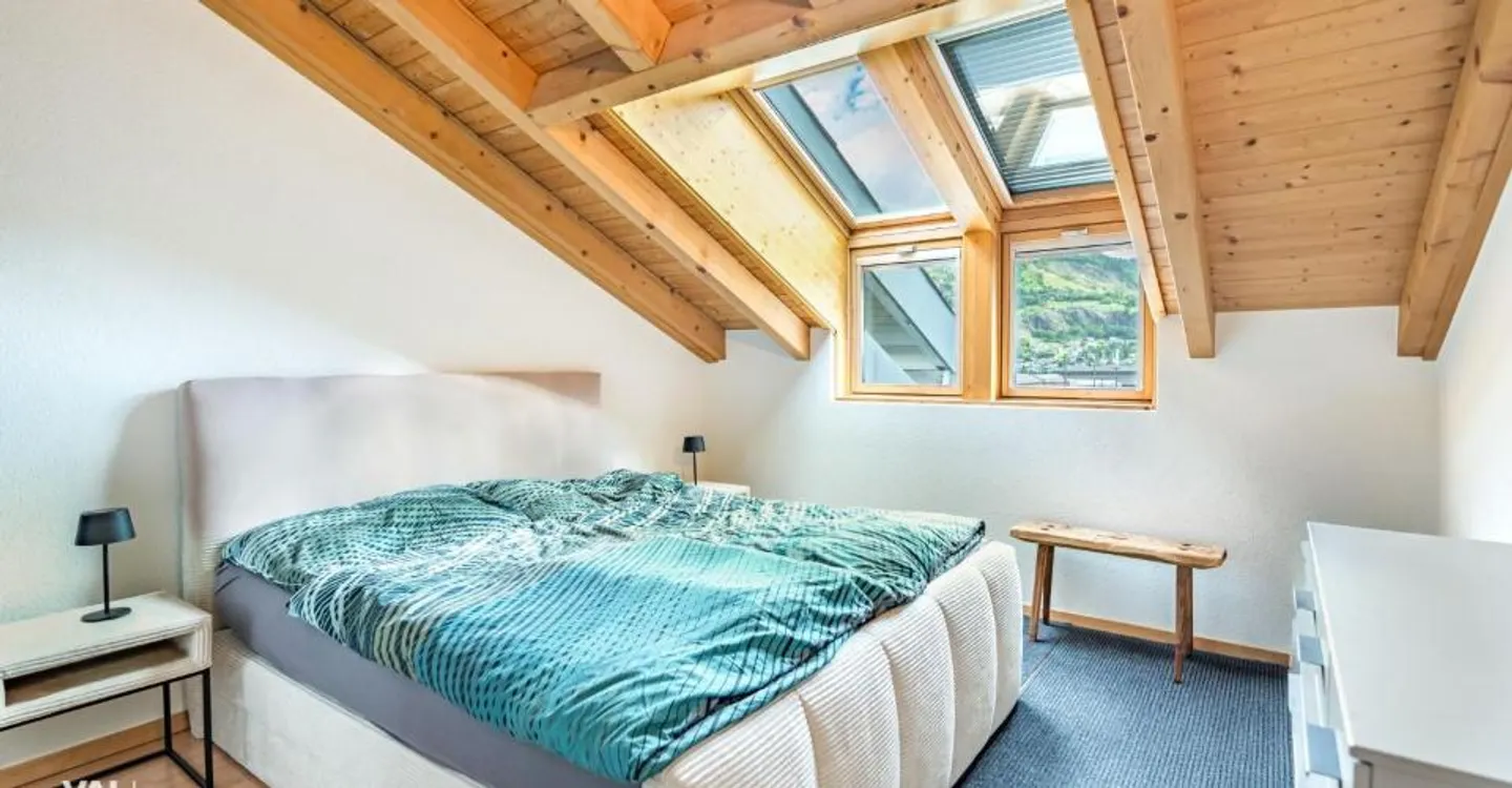 Character, Light and Mountain View: 4½-Room Penthouse in the Center of Visp - Photo 4 of 11