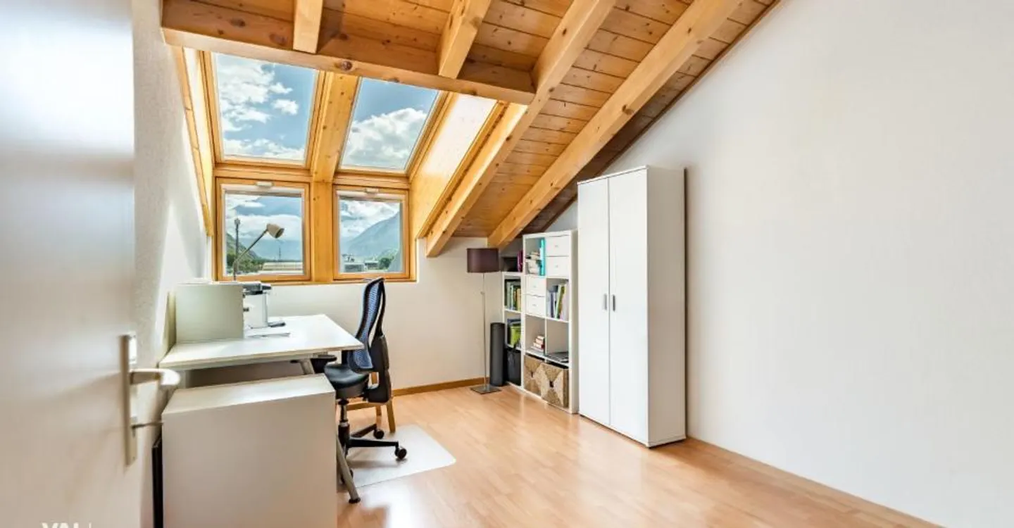 Character, Light and Mountain View: 4½-Room Penthouse in the Center of Visp - Photo 7 of 11