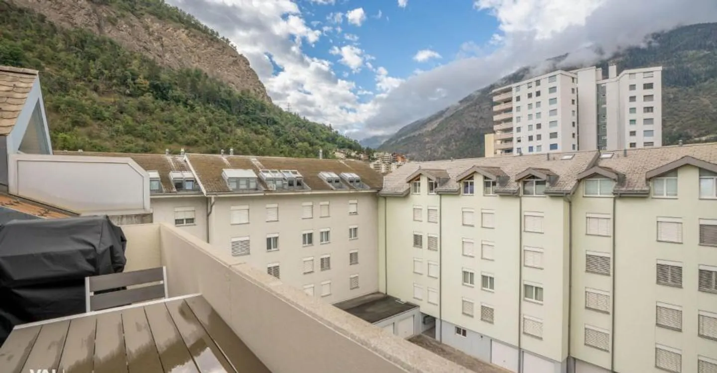 Character, Light and Mountain View: 4½-Room Penthouse in the Center of Visp - Photo 9 of 11