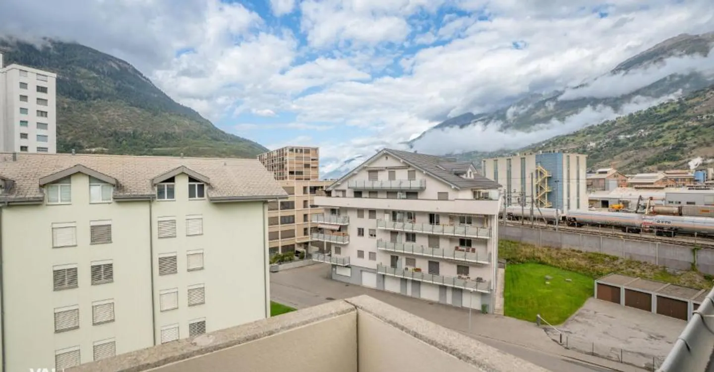 Character, Light and Mountain View: 4½-Room Penthouse in the Center of Visp - Photo 10 of 11