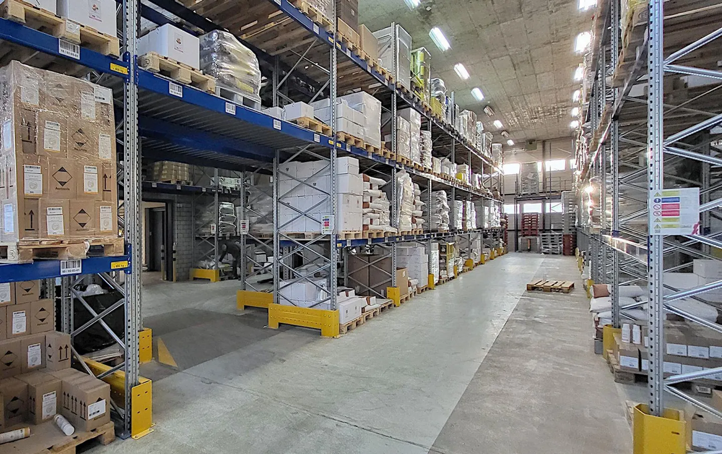 Espaces d'entrepôt/logistique au rez-de-chaussée - Photo 2 sur 6