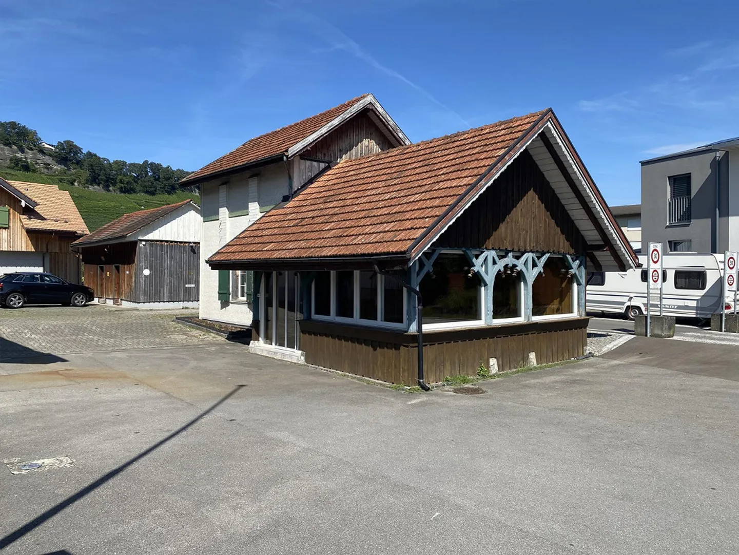 Outbuilding (73 m2 usable area) with parking space (53 m2) in a central village location - Photo 1 of 10