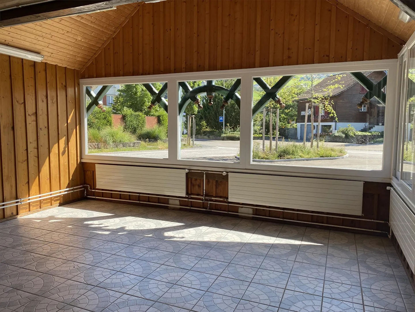 Outbuilding (73 m2 usable area) with parking space (53 m2) in a central village location - Photo 2 of 10