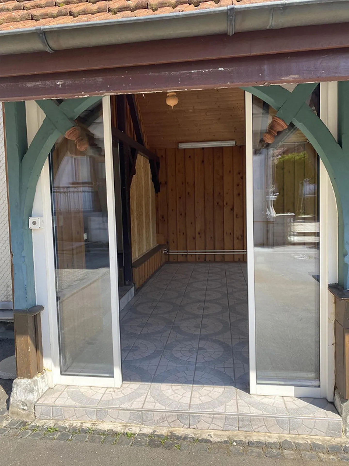 Outbuilding (73 m2 usable area) with parking space (53 m2) in a central village location - Photo 3 of 10