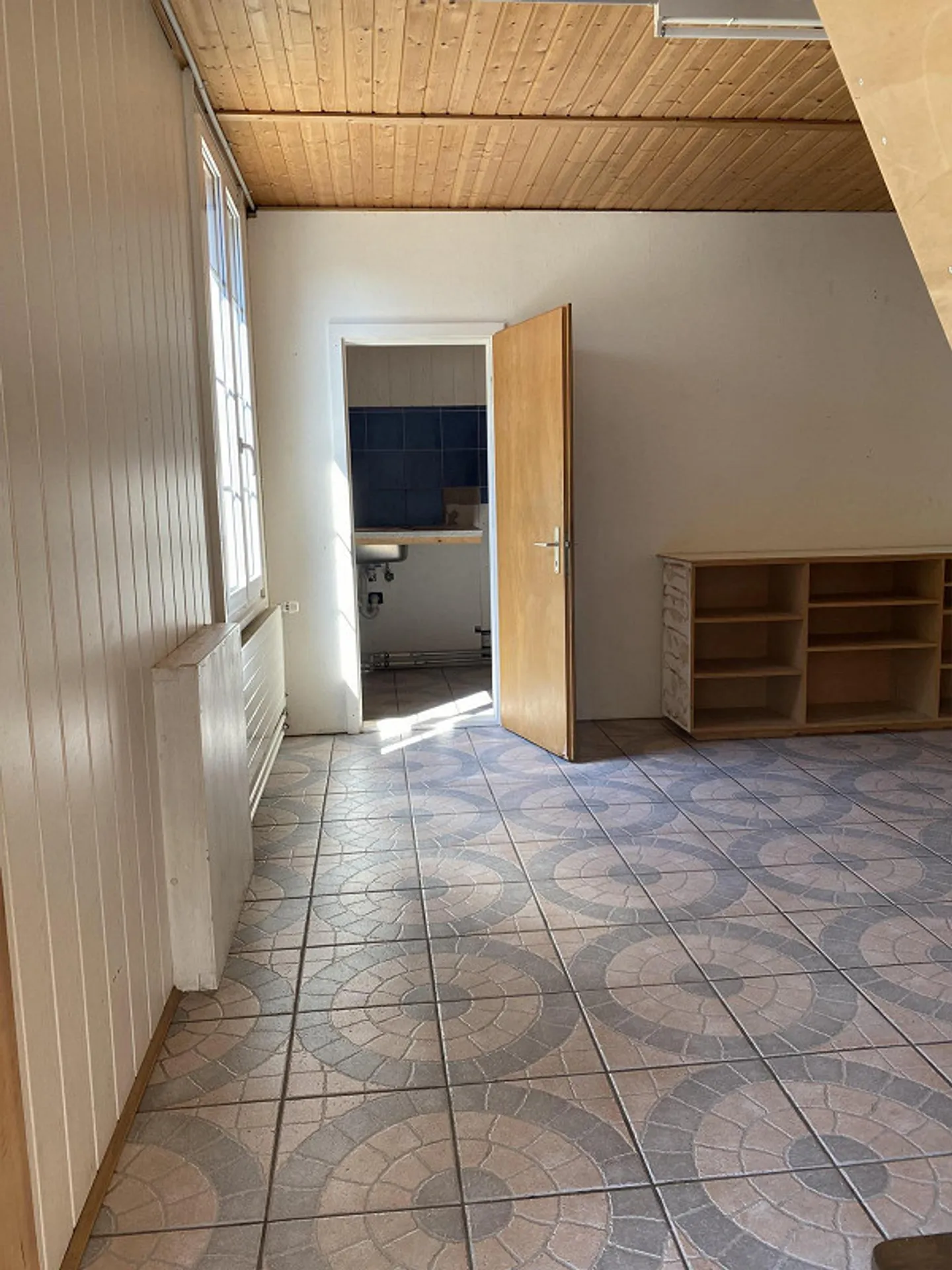 Outbuilding (73 m2 usable area) with parking space (53 m2) in a central village location - Photo 5 of 10