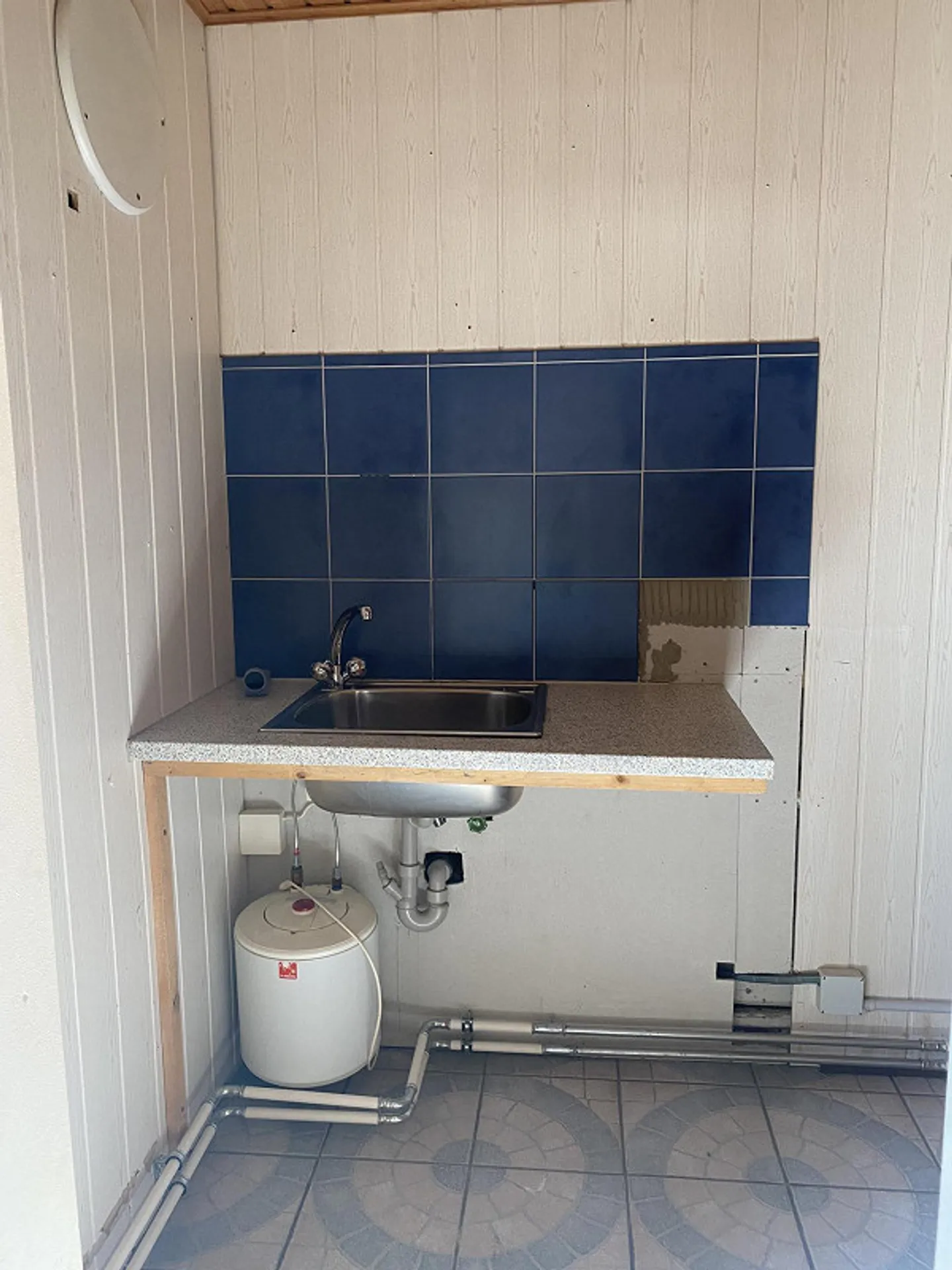 Outbuilding (73 m2 usable area) with parking space (53 m2) in a central village location - Photo 6 of 10