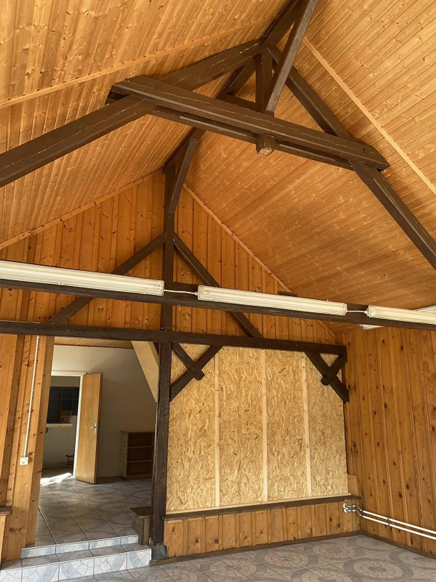 Outbuilding (73 m2 usable area) with parking space (53 m2) in a central village location - Photo 4 of 10