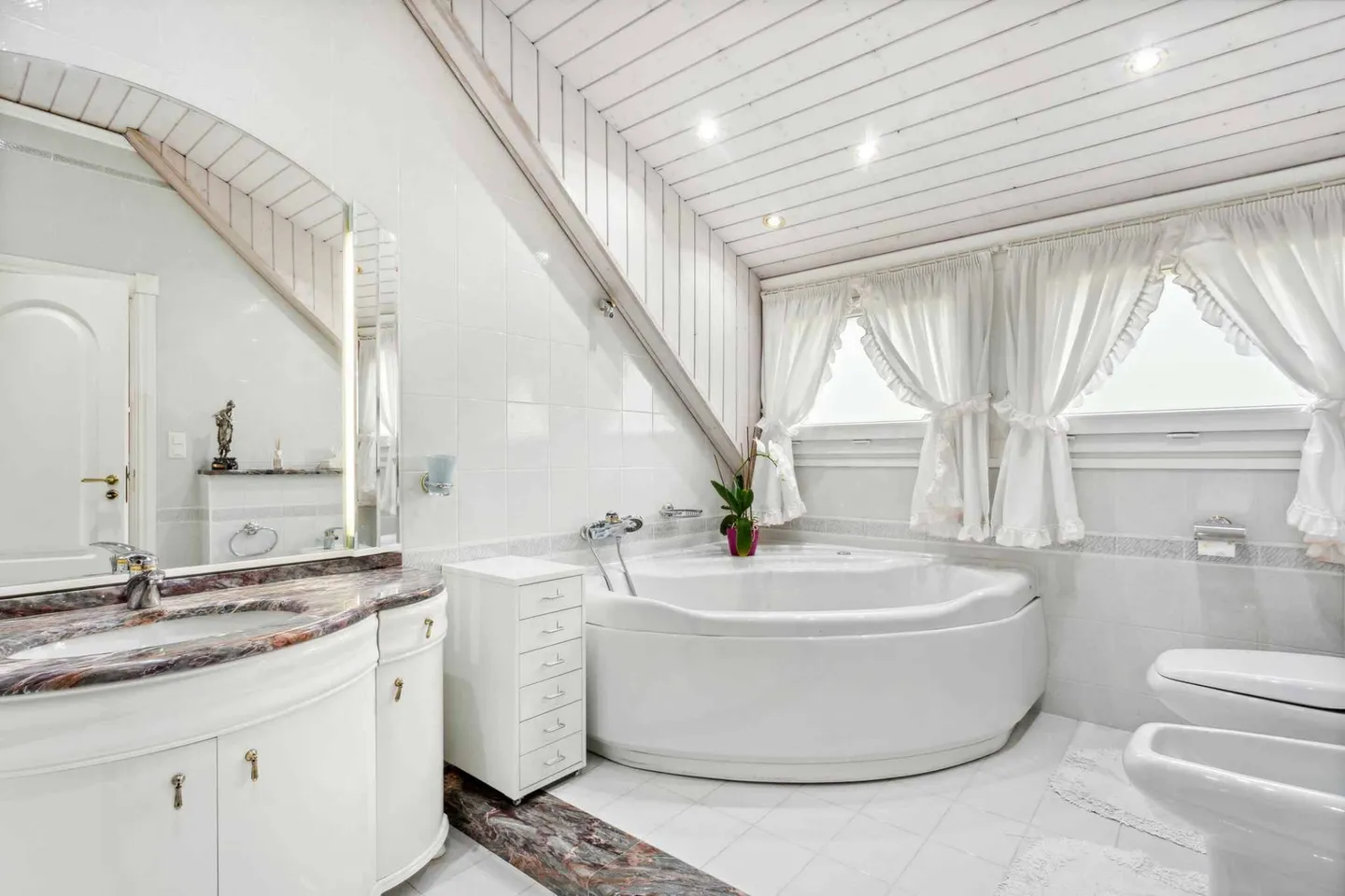 Family villa with unique panorama over Lake Neuchâtel and the Alps - Photo 6 of 13