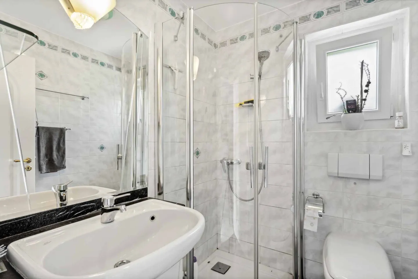 Family villa with unique panorama over Lake Neuchâtel and the Alps - Photo 8 of 13