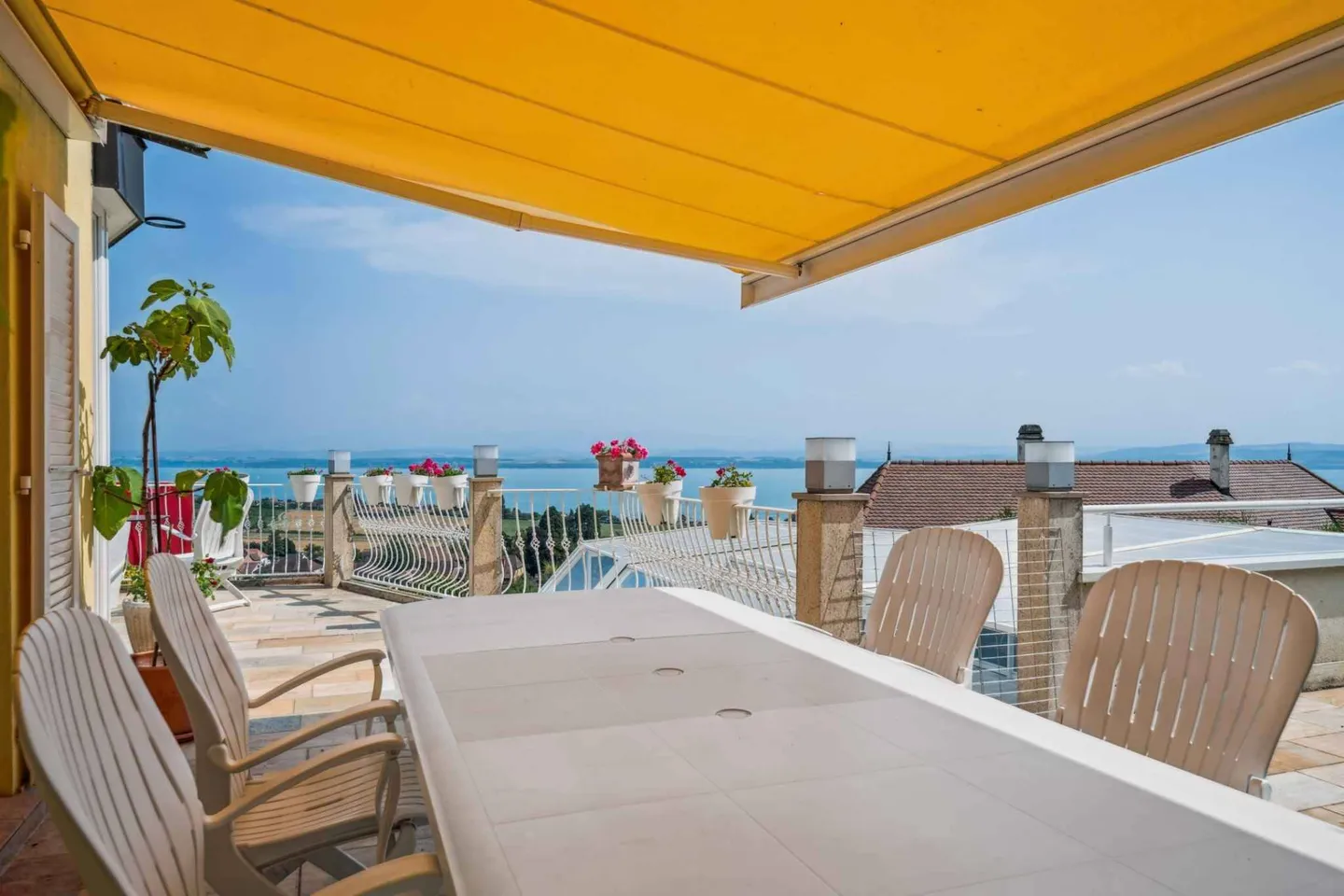 Family villa with unique panorama over Lake Neuchâtel and the Alps - Photo 9 of 13