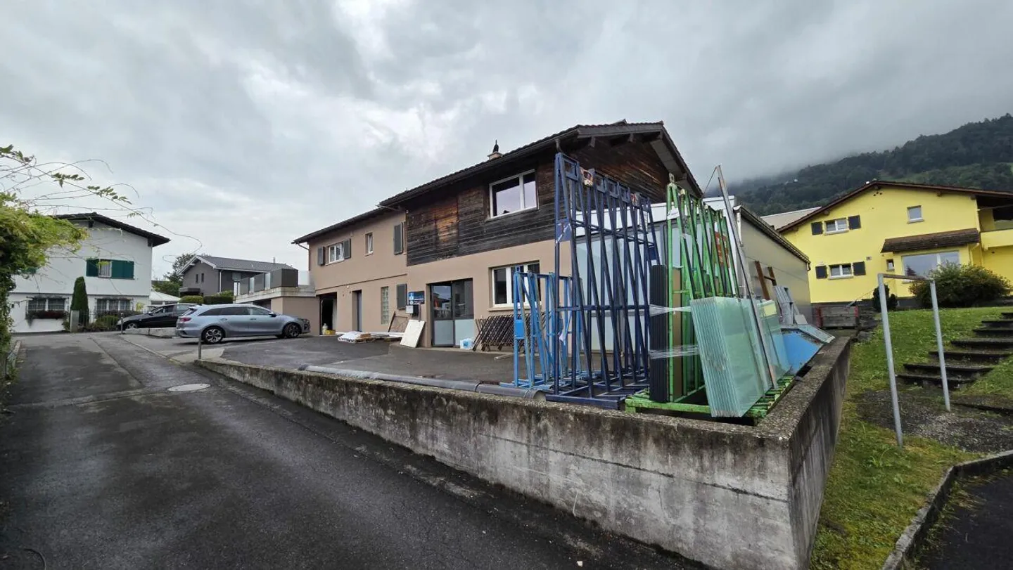 Spazio commerciale ideale con ufficio e parcheggi - Foto 1 di 10