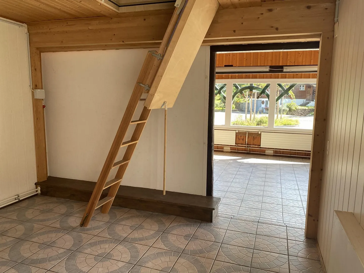 Outbuilding (73 m2 usable area) with parking space (53 m2) in a central village location - Photo 7 of 10