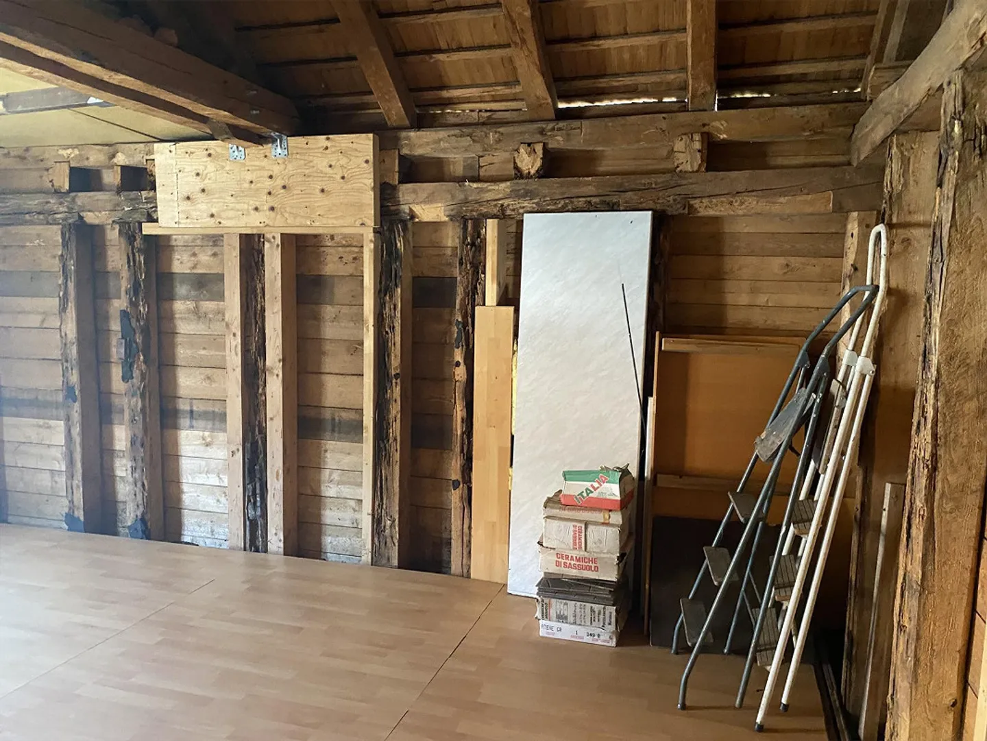 Outbuilding (73 m2 usable area) with parking space (53 m2) in a central village location - Photo 8 of 10