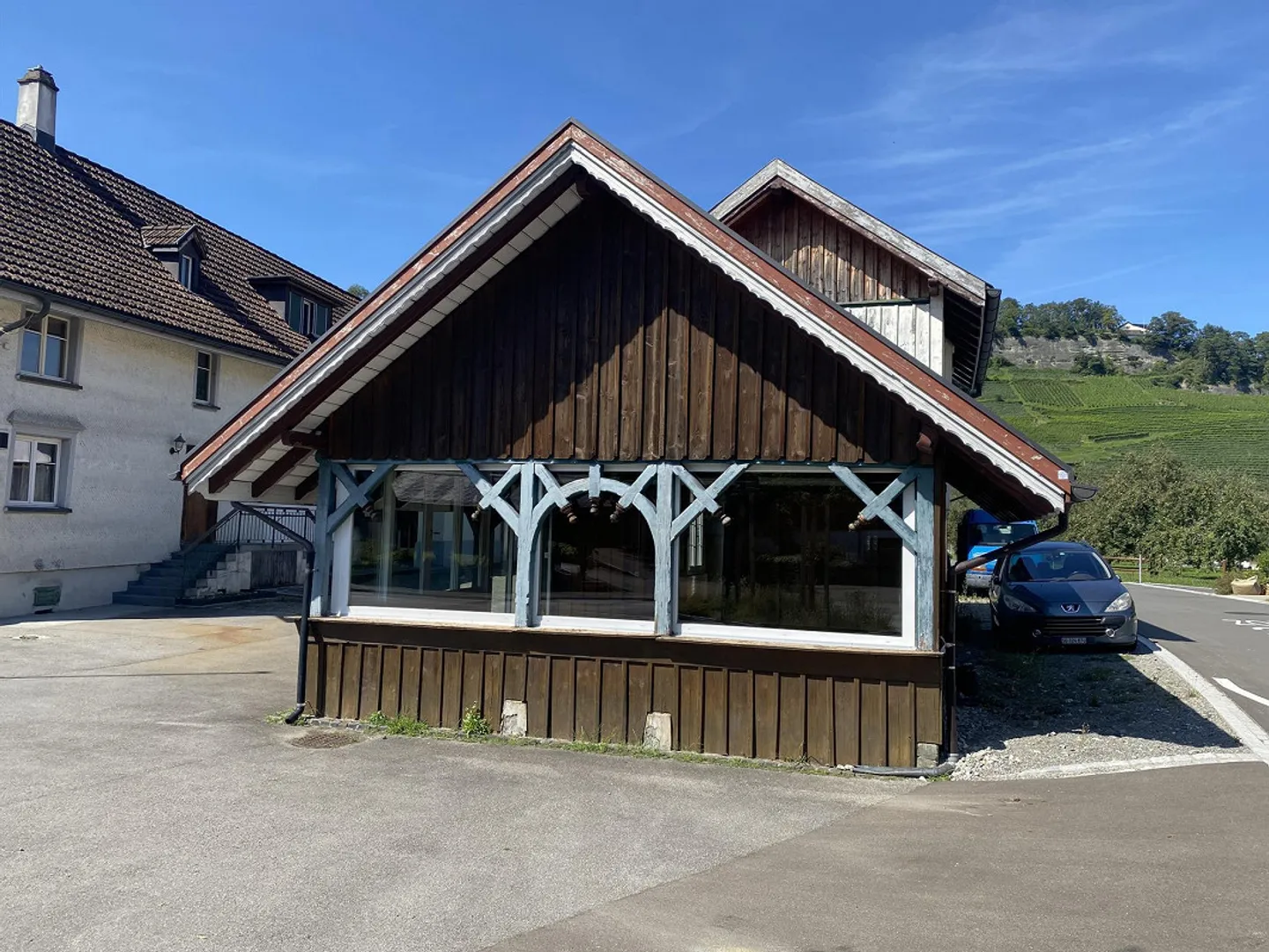 Outbuilding (73 m2 usable area) with parking space (53 m2) in a central village location - Photo 9 of 10