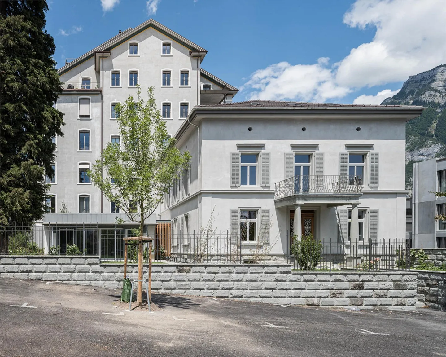 Spacious 4.5-room apartment with balcony in a villa - Photo 1 of 11