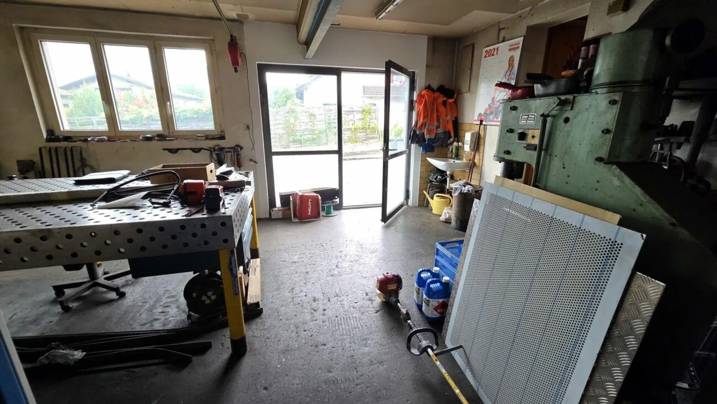 Spazio commerciale ideale con ufficio e parcheggi - Foto 7 di 10