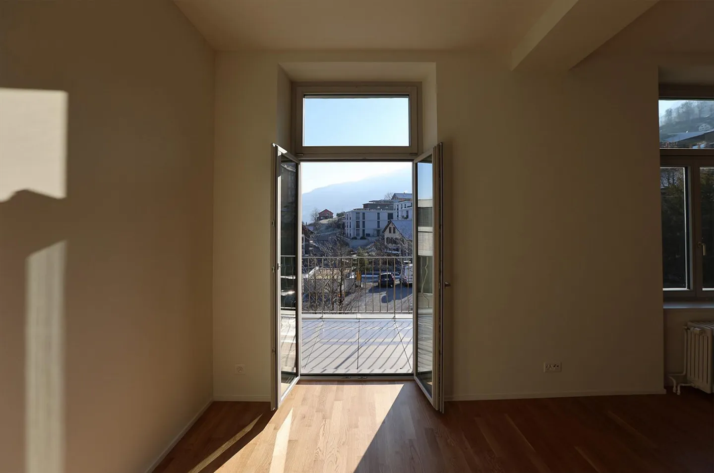 Spacious 4.5-room apartment with balcony in a villa - Photo 4 of 11