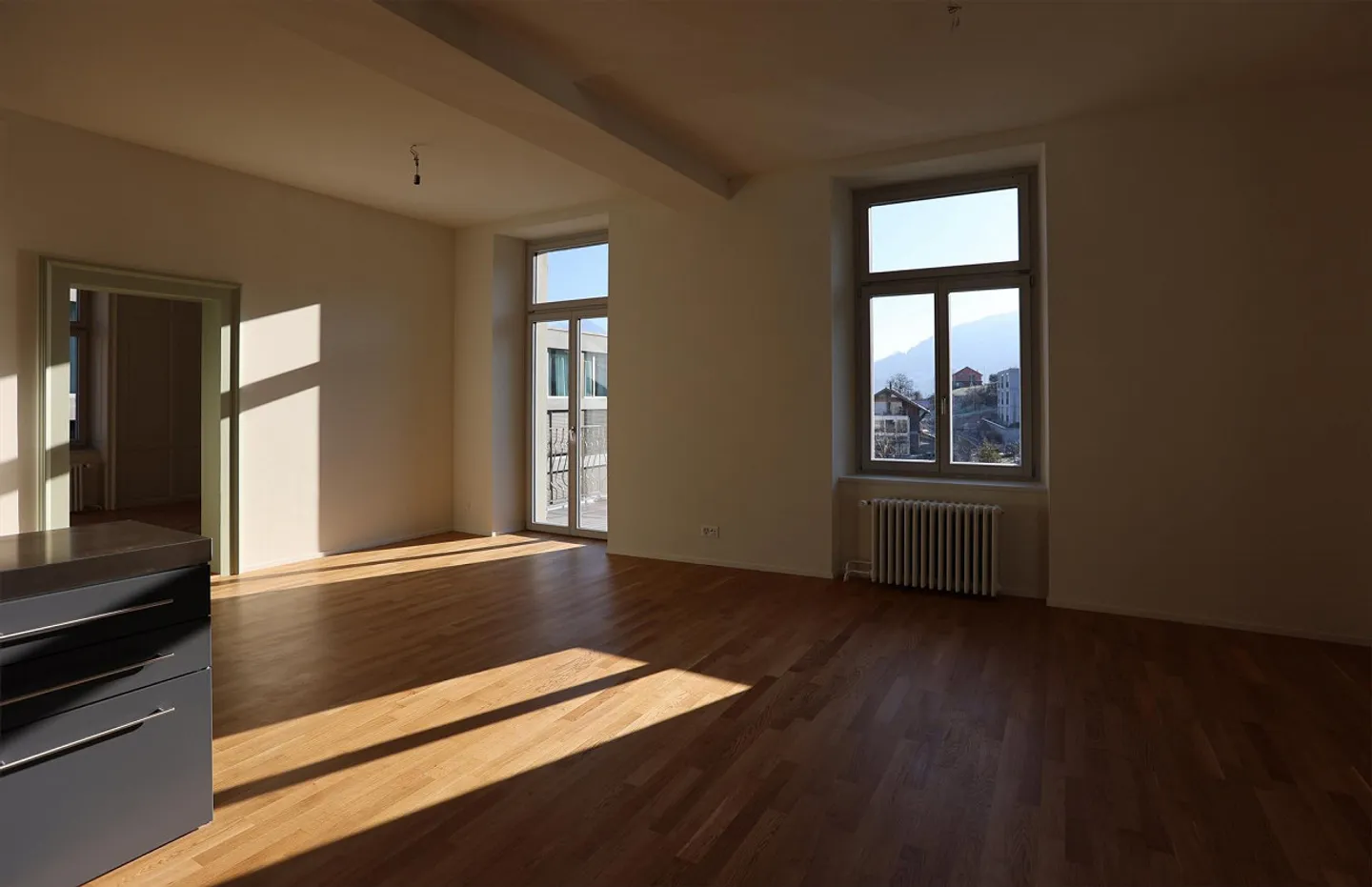 Spacious 4.5-room apartment with balcony in a villa - Photo 3 of 11