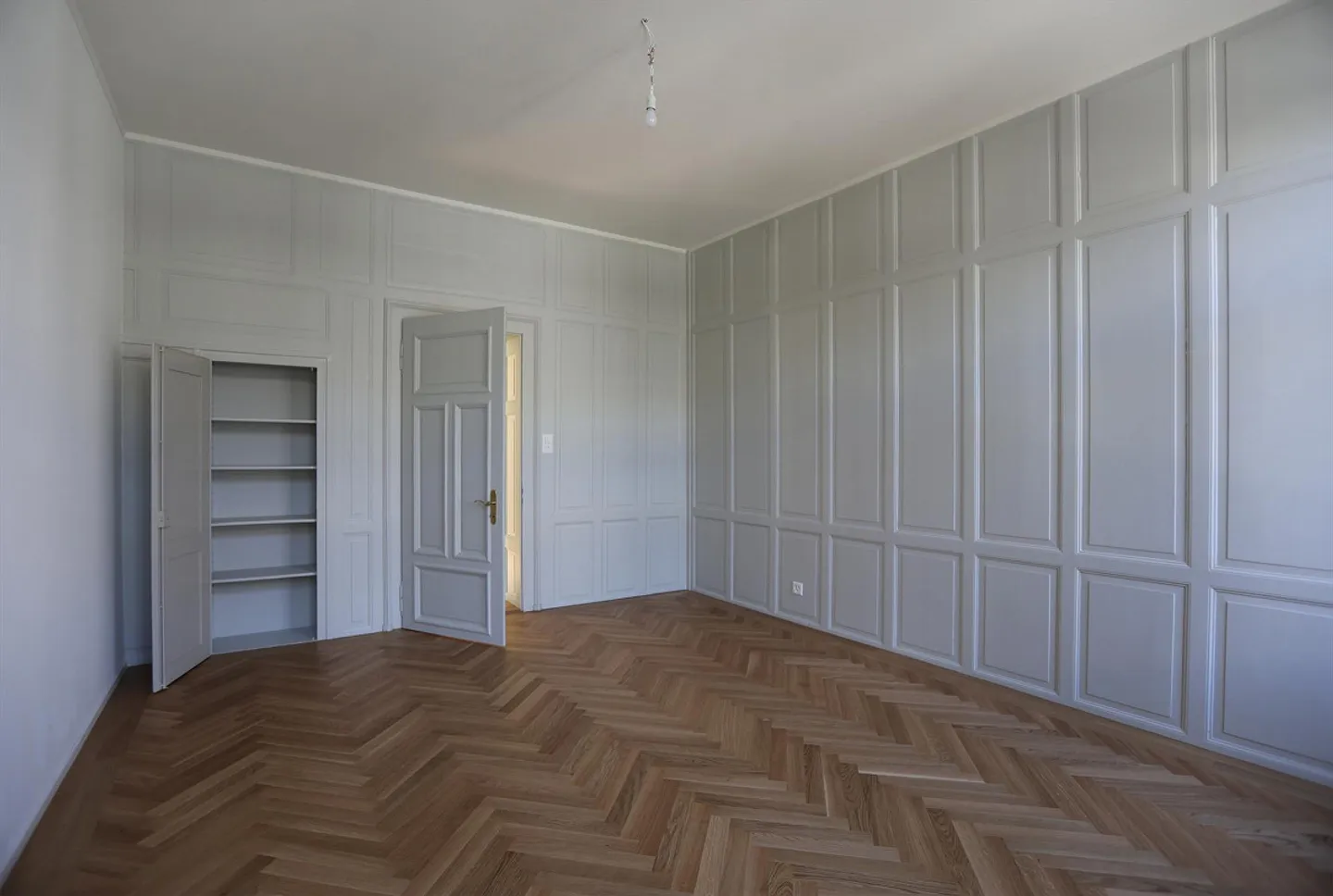 Spacious 4.5-room apartment with balcony in a villa - Photo 7 of 11