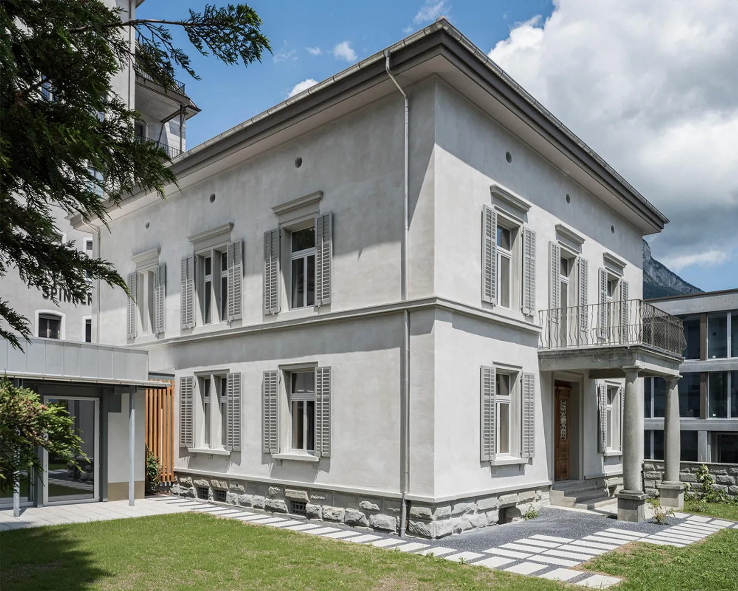 Spacious 4.5-room apartment with balcony in a villa - Photo 10 of 11