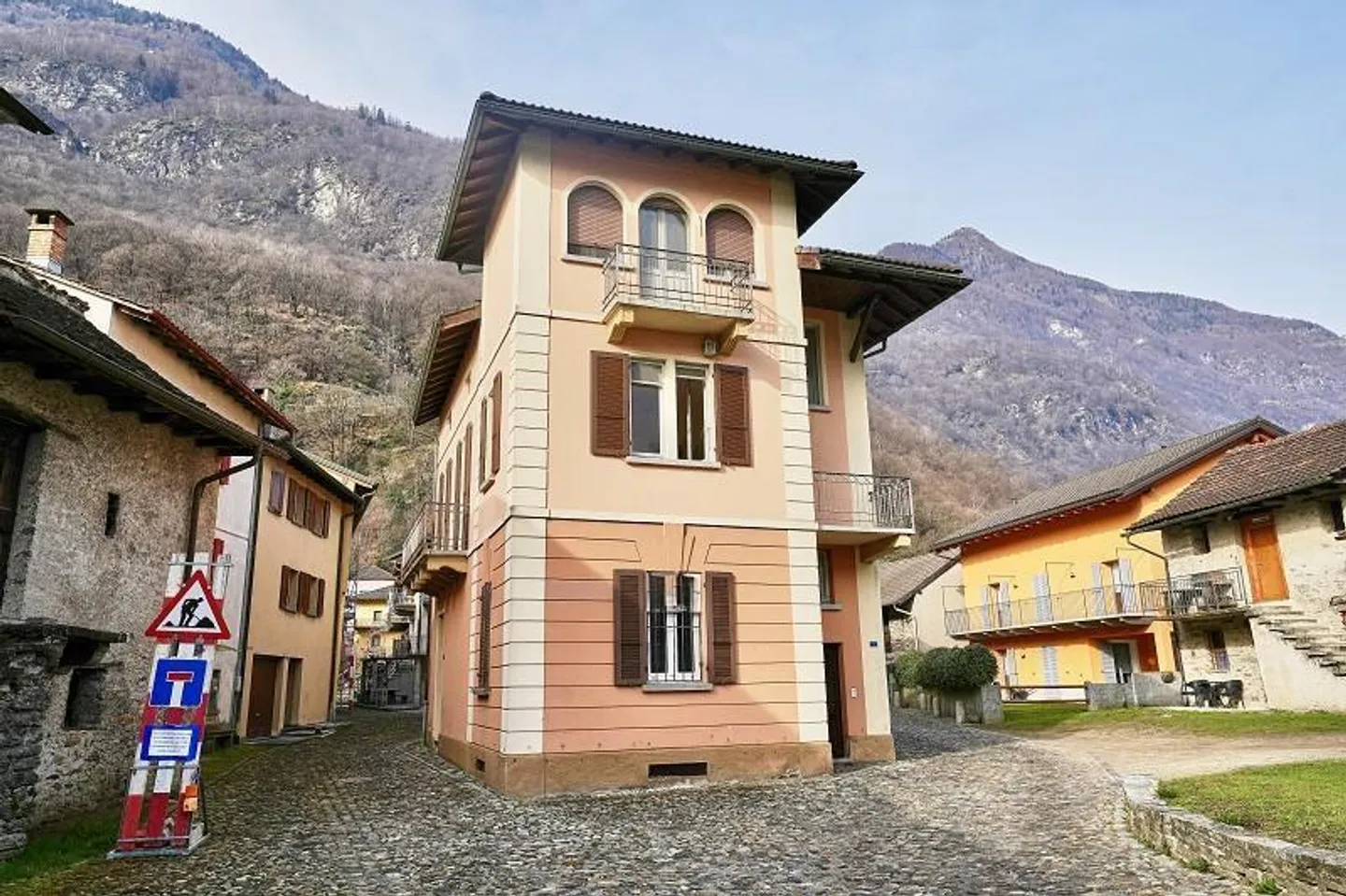 Casa bifamiliare nel centro del villaggio con appartamenti di 2 e 4 stanze con annessi - Foto 1 di 36