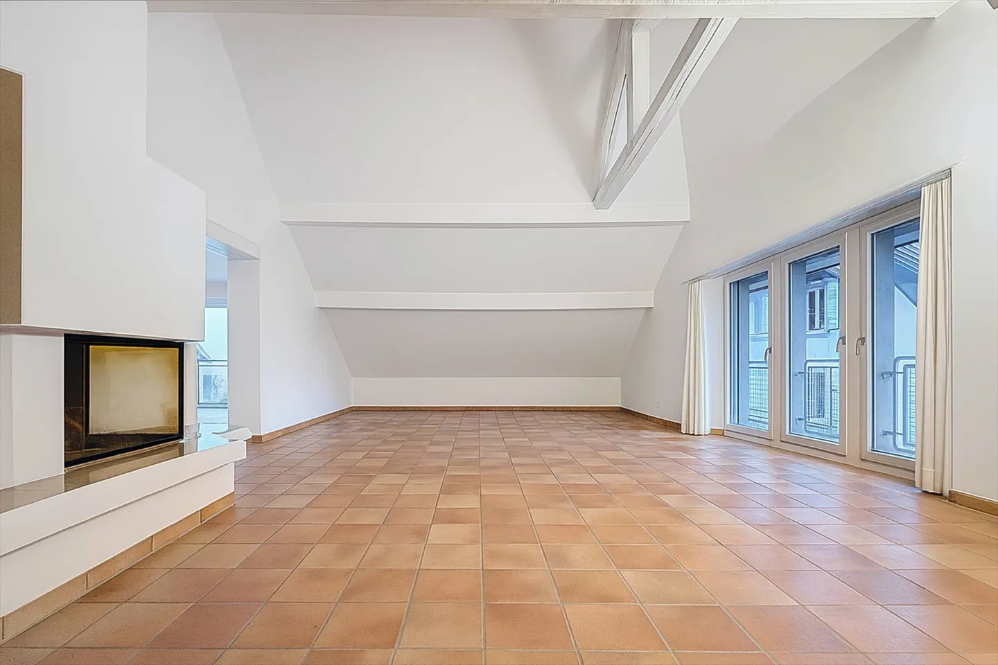 Penthouse von 150 m² verteilt auf 5,5 Zimmer mit schönen Deckenhöhen - Foto 3 von 11