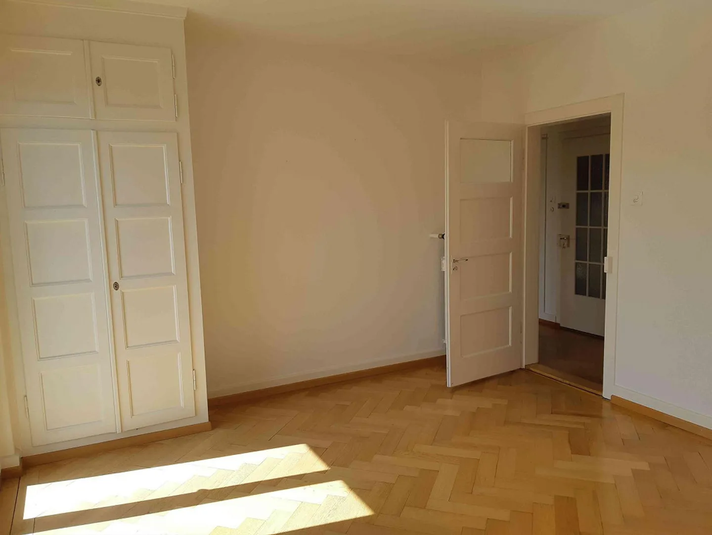 Cercasi inquilino – moderno appartamento di 3 stanze con parquet a spina di pesce - Foto 2 di 4
