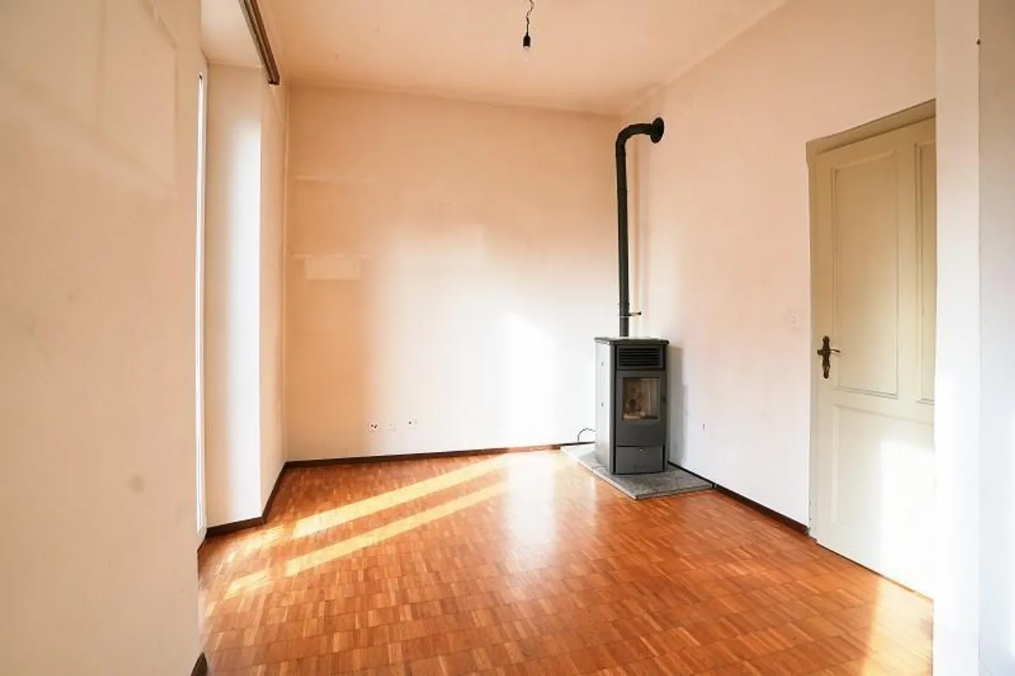 Casa bifamiliare nel centro del villaggio con appartamenti di 2 e 4 stanze con annessi - Foto 2 di 36