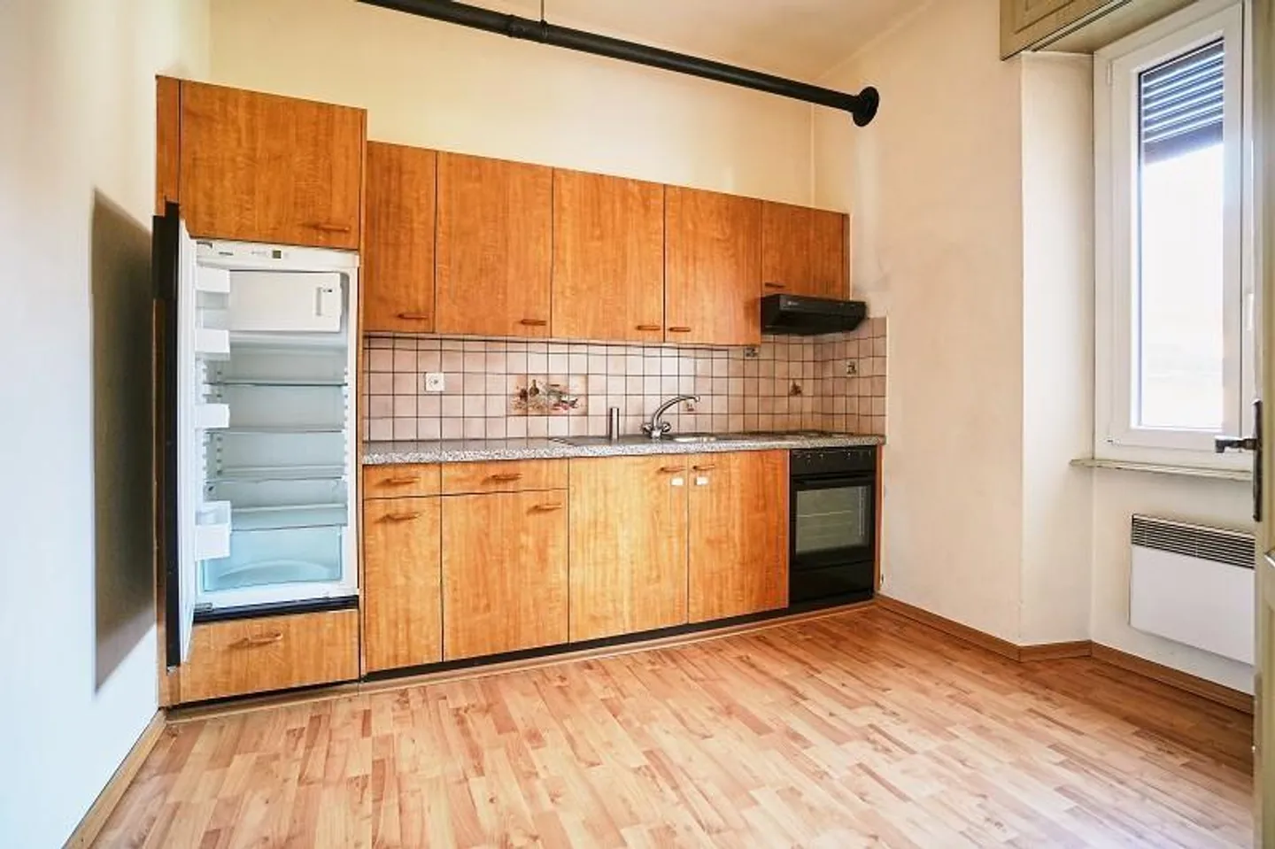 Casa bifamiliare nel centro del villaggio con appartamenti di 2 e 4 stanze con annessi - Foto 4 di 36