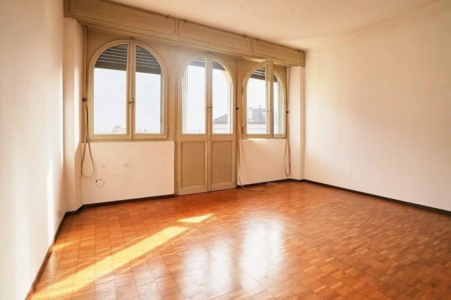 Casa bifamiliare nel centro del villaggio con appartamenti di 2 e 4 stanze con annessi - Foto 5 di 36