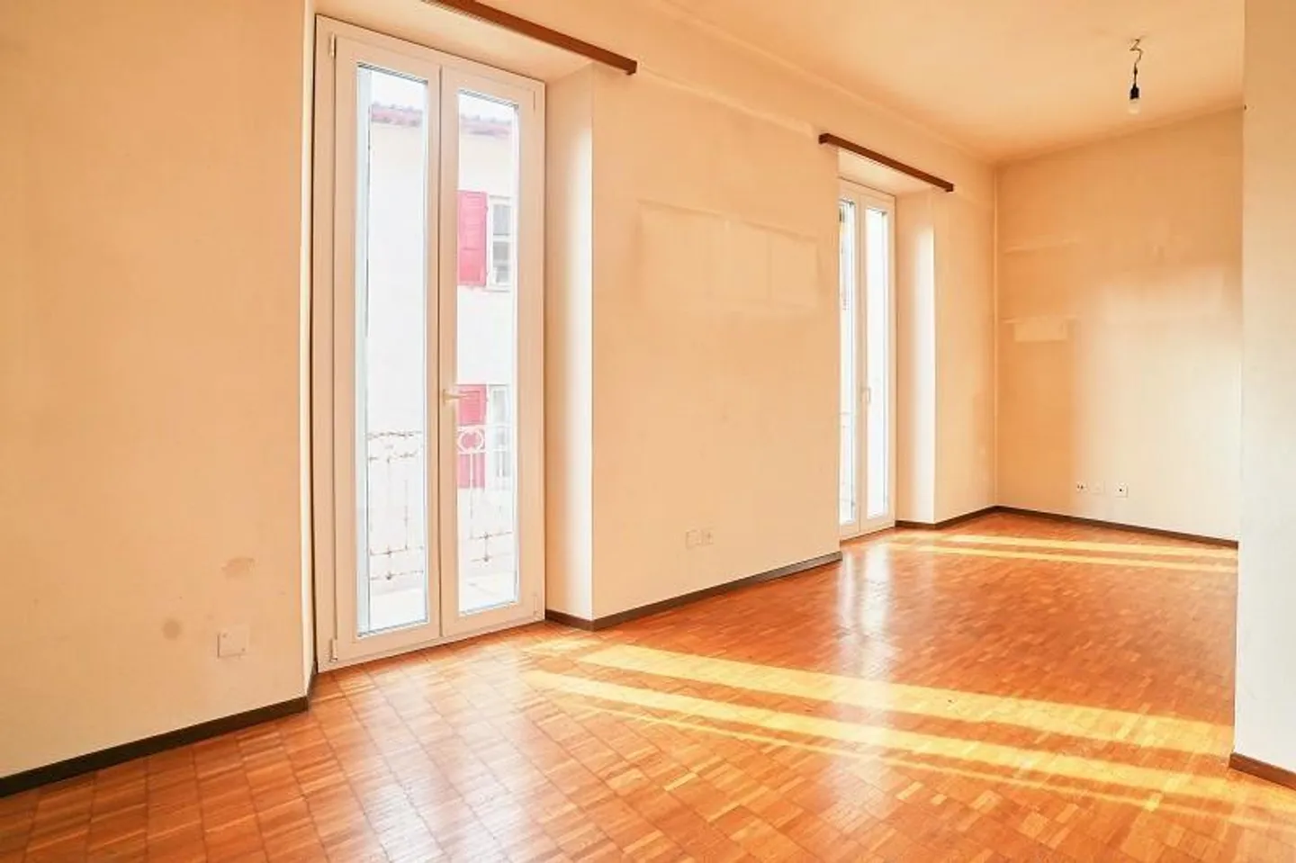 Casa bifamiliare nel centro del villaggio con appartamenti di 2 e 4 stanze con annessi - Foto 3 di 36