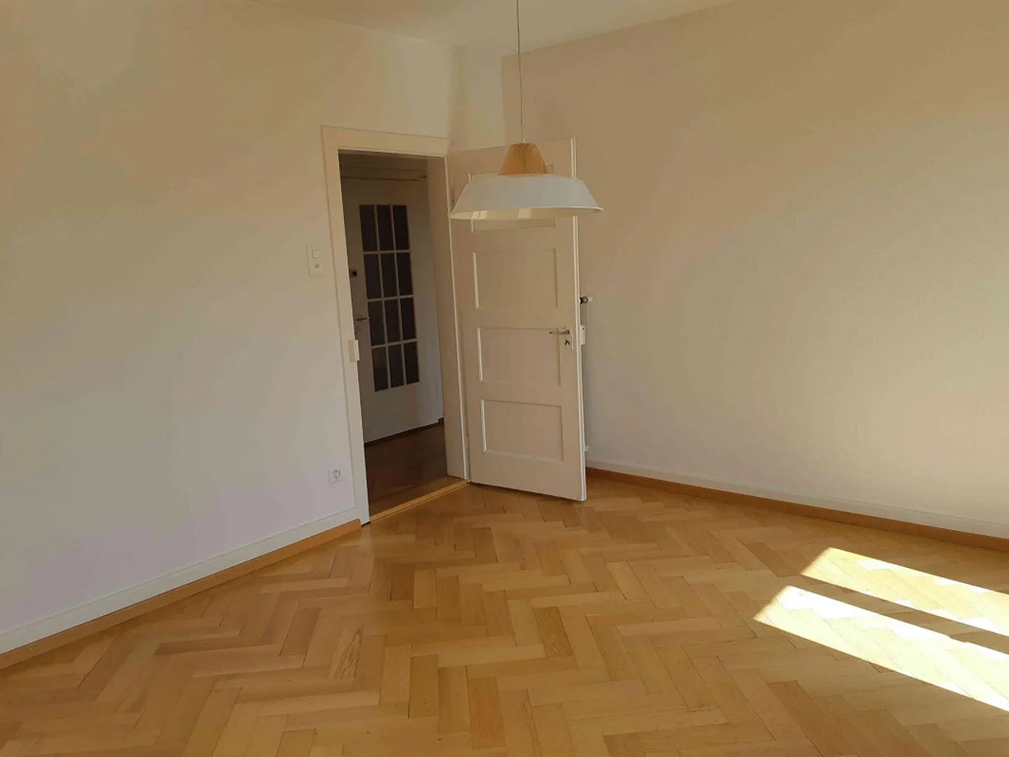 Cercasi inquilino – moderno appartamento di 3 stanze con parquet a spina di pesce - Foto 3 di 4