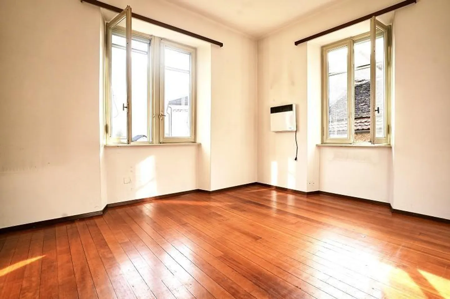 Casa bifamiliare nel centro del villaggio con appartamenti di 2 e 4 stanze con annessi - Foto 6 di 36