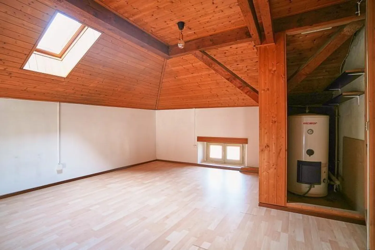 Casa bifamiliare nel centro del villaggio con appartamenti di 2 e 4 stanze con annessi - Foto 7 di 36