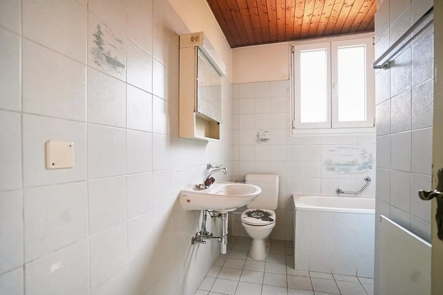 Casa bifamiliare nel centro del villaggio con appartamenti di 2 e 4 stanze con annessi - Foto 10 di 36