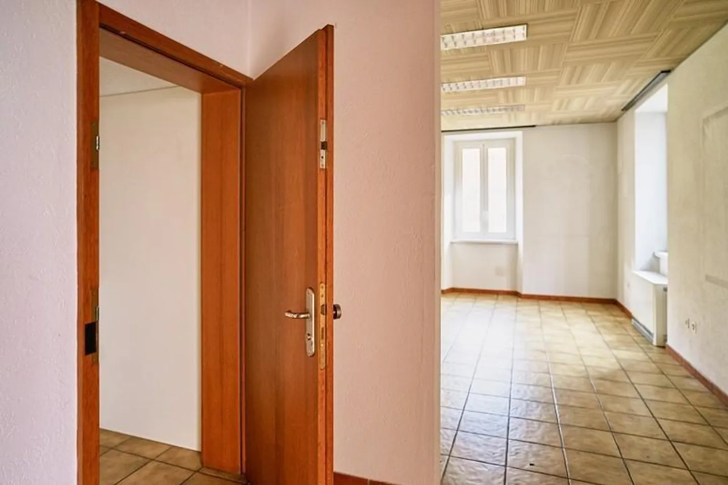 Casa bifamiliare nel centro del villaggio con appartamenti di 2 e 4 stanze con annessi - Foto 11 di 36