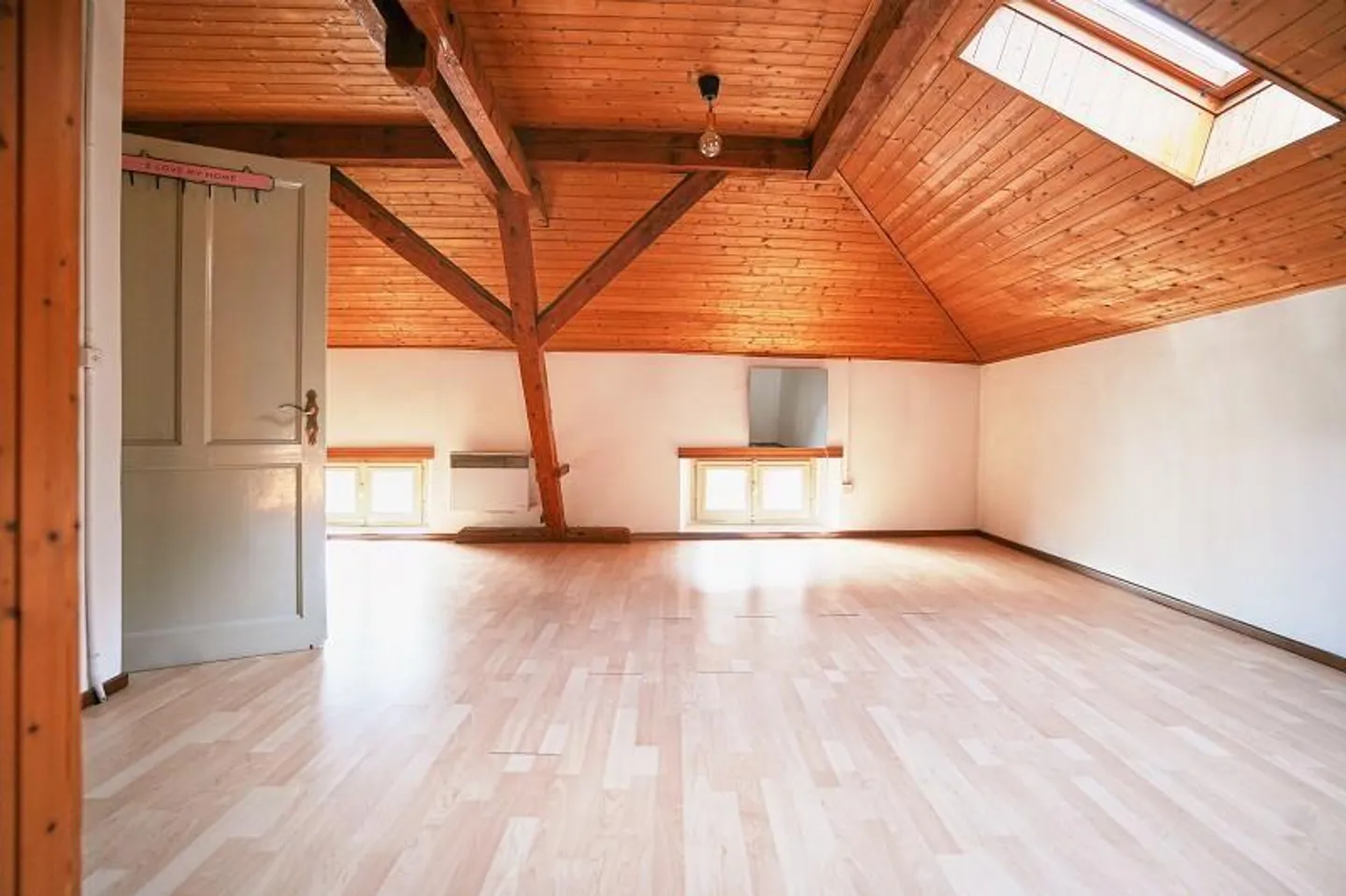 Casa bifamiliare nel centro del villaggio con appartamenti di 2 e 4 stanze con annessi - Foto 8 di 36