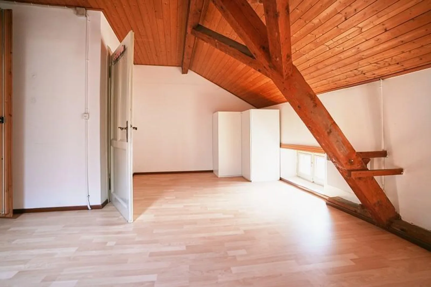 Casa bifamiliare nel centro del villaggio con appartamenti di 2 e 4 stanze con annessi - Foto 9 di 36